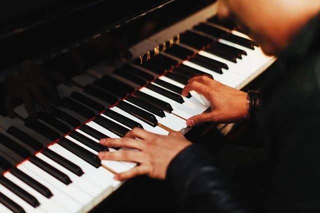 ピアノのタッチが重い！調律で鍵盤を軽く調整はできる？