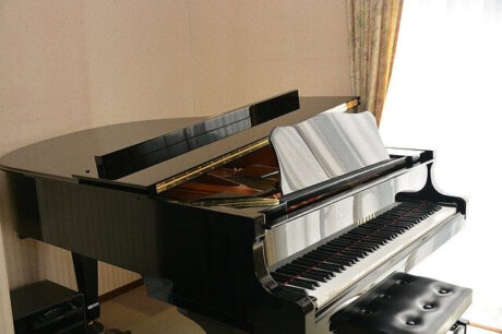 グランドピアノの重量は分散されても床補強は必要？マンションの場合重さで床が抜ける？