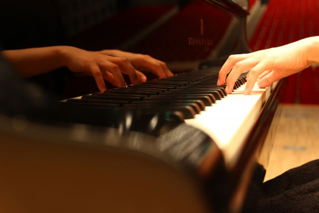 グランドピアノとアップライトピアノの違いは？音量やタッチなど比較！